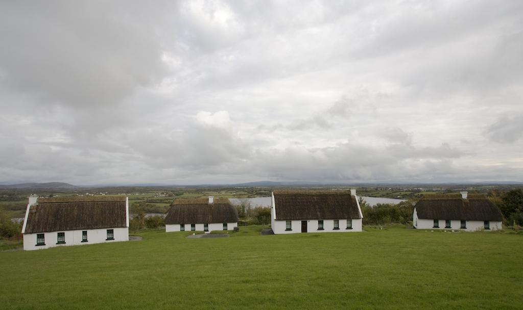 Corofin Lake Cottages Room photo